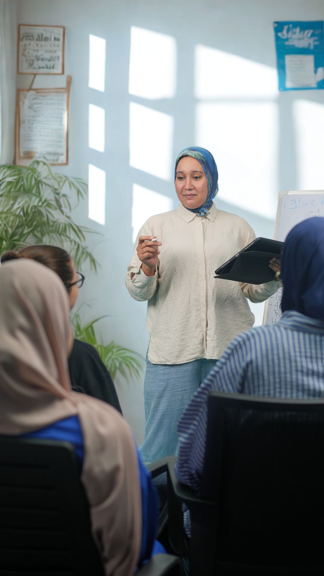 Hanane Biane animant un atelier de formation digitale